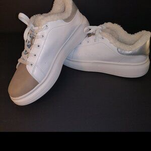 Arizona Jean Co. Encore Ladies Sherpa Lined Size 8.5M White Sneakers